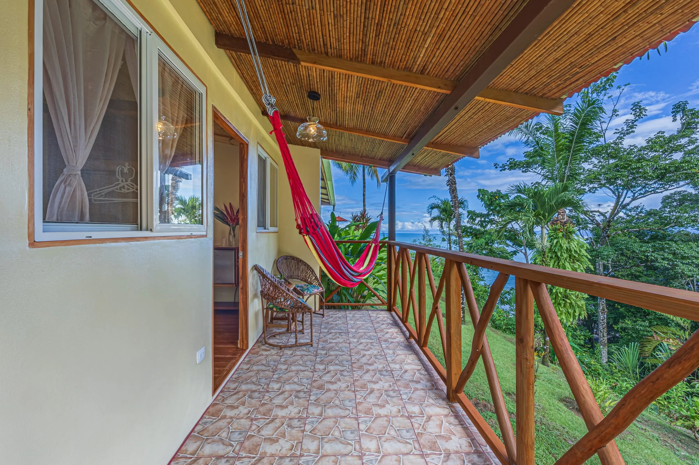 Iguana Room: porch